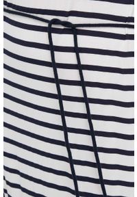 TOMMY HILFIGER - Tommy Hilfiger sukienka kolor beżowy midi prosta. Okazja: na co dzień. Kolor: beżowy. Materiał: materiał. Długość rękawa: krótki rękaw. Typ sukienki: proste. Styl: casual. Długość: midi #3