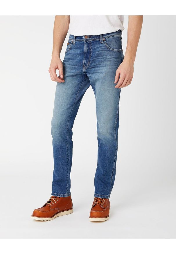 Wrangler - WRANGLER TEXAS TAPER MĘSKIE SPODNIE JEANSOWE BLUE CHILL W12TU898T