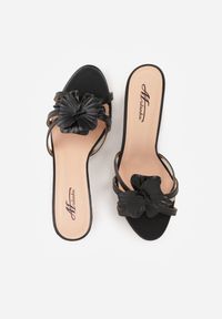 Renee - Czarne Klapki na Szpilce z Ozdobnym Kwiatkiem Brialora. Okazja: na co dzień. Kolor: czarny. Materiał: jeans. Wzór: kwiaty. Sezon: wiosna, lato. Obcas: na szpilce. Styl: casual #4