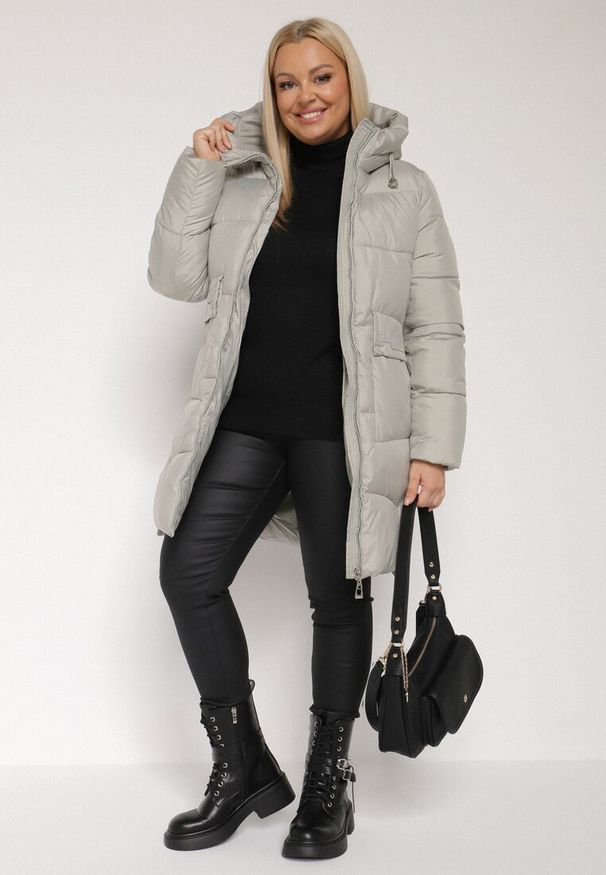 Born2be - Jasnozielona Długa Pikowana Kurtka z Nieodpinanym Kapturem Mevessia. Okazja: na co dzień. Kolor: zielony. Materiał: jeans. Długość: długie. Styl: casual, elegancki, klasyczny