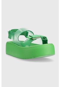 melissa - Melissa sandały MELISSA BRAVE PAPETE PLATFORM AD damskie kolor zielony na platformie M.33714.AH126. Zapięcie: rzepy. Kolor: zielony. Materiał: guma, kauczuk. Obcas: na platformie #4