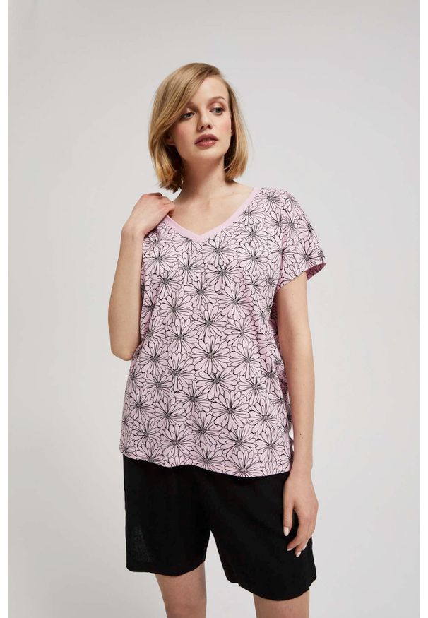 MOODO - Bluzka z kwiatowym printem pudrowo-różowa. Kolor: różowy. Materiał: bawełna. Wzór: nadruk, kwiaty