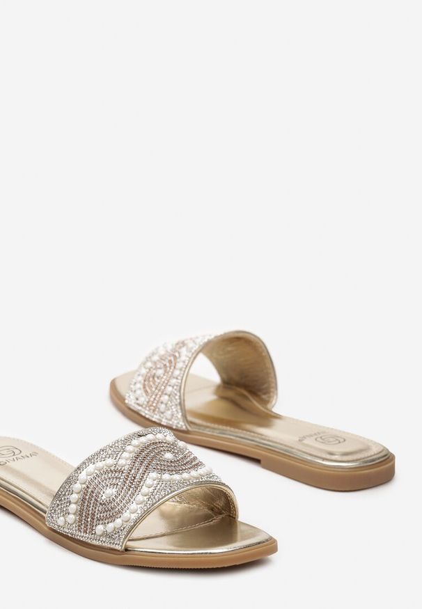 Renee - Złote Płaskie Klapki w Stylu Boho z Cyrkoniami i Drobnymi Koralikami Hotari. Kolor: złoty. Materiał: len. Sezon: lato. Styl: boho