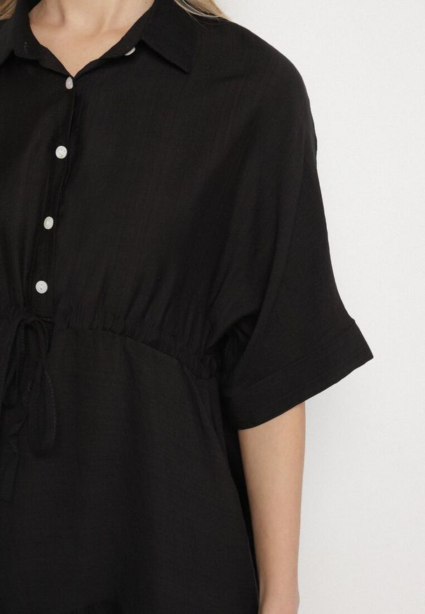 Born2be - Czarna Sukienka Koszulowa z Wiskozy z Kołnierzykiem i Wiązaniem Nanieria. Okazja: na co dzień. Kolor: czarny. Materiał: wiskoza. Długość rękawa: krótki rękaw. Typ sukienki: koszulowe. Styl: boho, casual