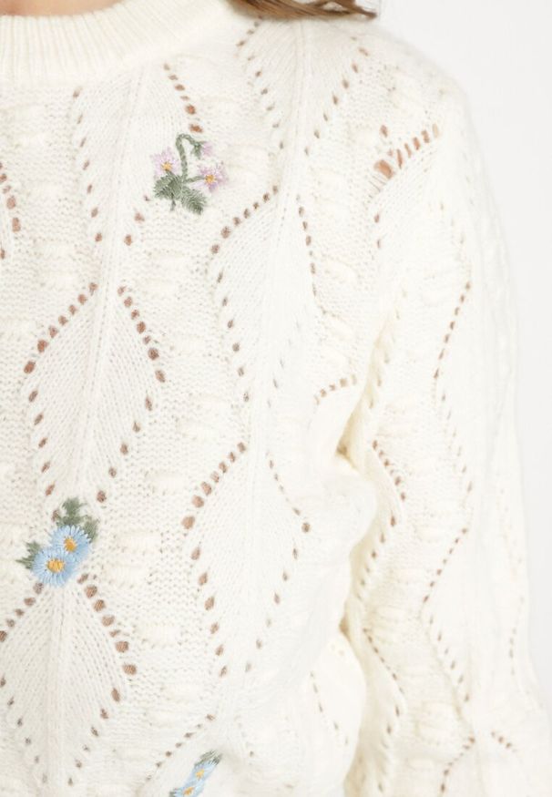 Born2be - Jasnobeżowy Sweter Ozdobiony Tłoczeniem i Kwiatkami Eretina. Okazja: na co dzień. Kolor: beżowy. Materiał: jeans. Wzór: aplikacja, kwiaty. Styl: casual
