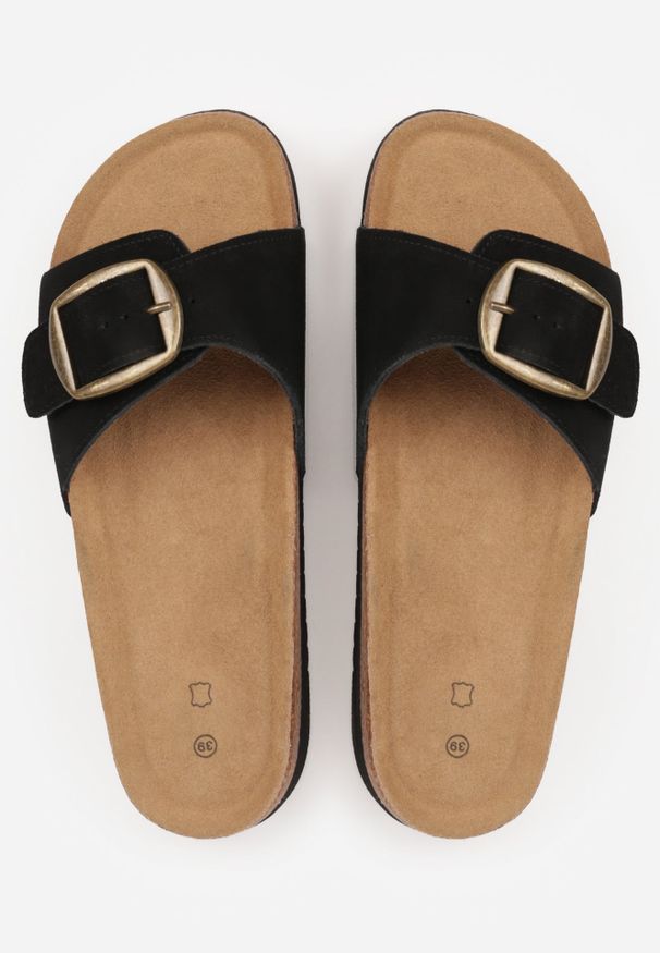 Renee - Czarne Klapki z Zamszu Naturalnego na Korkowej Platformie z Klamrą Ariessea. Kolor: czarny. Materiał: zamsz. Sezon: lato. Obcas: na platformie. Styl: elegancki