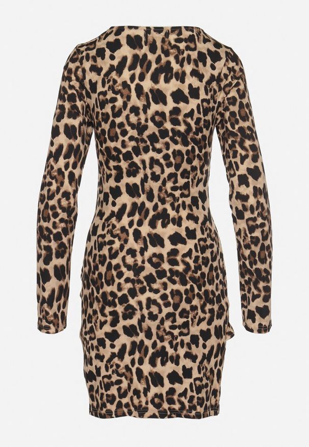 Born2be - Ciemnobeżowa Dopasowana Sukienka Dzianinowa w Panterkę z Ozdobnym Marszczeniem Trilabina. Okazja: na co dzień. Kolor: beżowy. Materiał: dzianina. Długość rękawa: długi rękaw. Wzór: motyw zwierzęcy. Typ sukienki: dopasowane. Styl: klasyczny, casual, elegancki