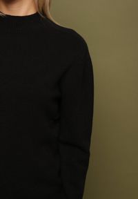 Born2be - Czarny Sweter z Wełną i Wiskozą o Prostym Fasonie z Półgolfem Giolera. Okazja: na spotkanie biznesowe, do pracy, na co dzień. Kolor: czarny. Materiał: wełna, wiskoza. Długość rękawa: długi rękaw. Długość: długie. Styl: biznesowy, casual, elegancki