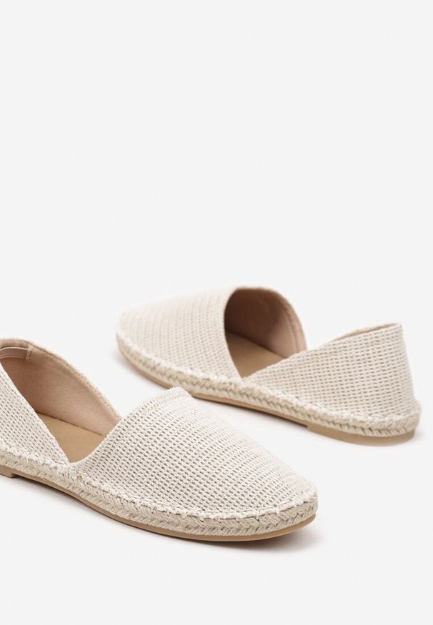 Renee - Jasnobeżowe Espadryle Ozdobione Wyciętą Cholewką i Plecionką Wommea. Okazja: na co dzień. Zapięcie: bez zapięcia. Kolor: beżowy. Szerokość cholewki: normalna. Wzór: aplikacja. Sezon: lato, wiosna. Obcas: na płaskiej podeszwie. Styl: elegancki, casual