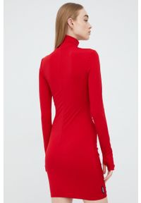 Sixth June sukienka kolor czerwony mini dopasowana. Typ kołnierza: golf. Kolor: czerwony. Długość rękawa: długi rękaw. Typ sukienki: dopasowane. Długość: mini #5