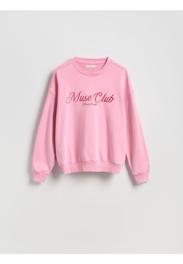 Reserved - Bluza z haftowanym napisem - pastelowy róż. Kolor: różowy. Materiał: bawełna. Wzór: napisy, haft