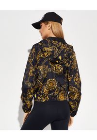 Versace Jeans Couture - VERSACE JEANS COUTURE - Kurtka z nadrukami w barokowym stylu. Kolor: czarny. Długość rękawa: długi rękaw. Długość: długie. Wzór: nadruk #5