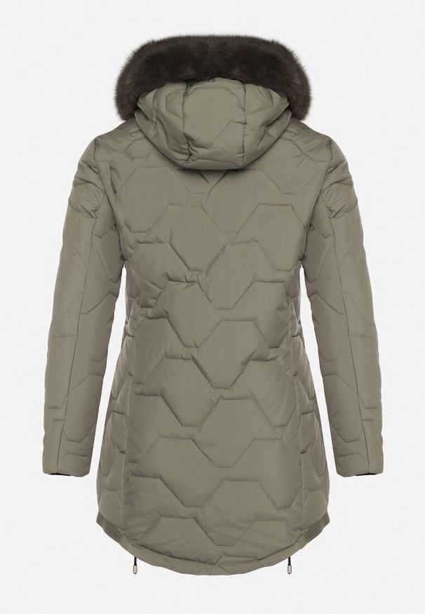 Born2be - Zielona Klasyczna Kurtka z Pikowanymi Przeszyciami i Kapturem z Futerkiem Raffisa. Okazja: na co dzień. Kolekcja: plus size. Kolor: zielony. Materiał: futro. Styl: klasyczny