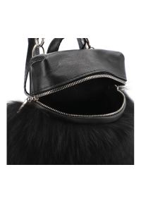Czarno Elegancka Torebka Luka-Pelli Plecaczek Z Naturalnym Futrem Z Lisa. Kolor: czarny. Wzór: aplikacja. Materiał: futrzane. Styl: elegancki. Rodzaj torebki: na ramię #4