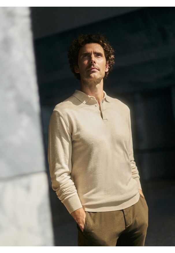 Pako Lorente - Sweter polo w kolorze beżowym. Okazja: na co dzień. Typ kołnierza: polo. Kolor: beżowy. Materiał: poliamid, wiskoza. Sezon: jesień. Styl: casual