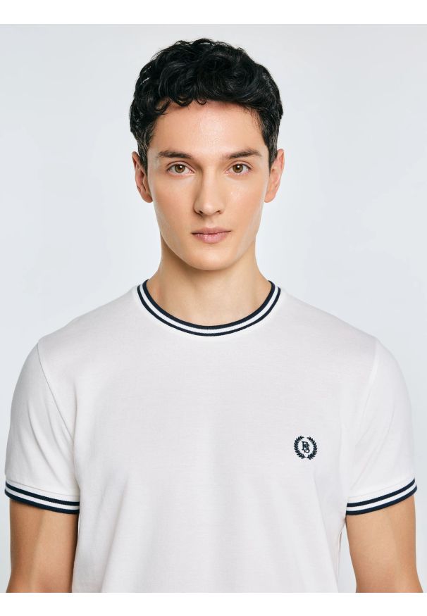 Big-Star - Koszulka męska z kontrastowym wykoŅczeniem biała Polias 100. Okazja: na co dzień. Kolor: biały. Materiał: jeans, bawełna. Wzór: aplikacja, haft, paski, ze splotem. Styl: elegancki, casual, klasyczny, sportowy