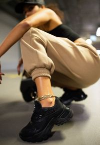 Renee - Czarne Sneakersy Dorameia. Wysokość cholewki: przed kostkę. Nosek buta: okrągły. Zapięcie: sznurówki. Kolor: czarny. Materiał: jeans, materiał. Wzór: aplikacja #4
