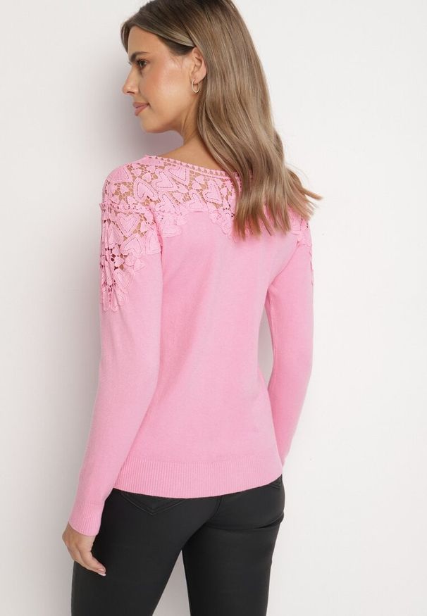 Born2be - Różowa Bluzka Ozdobiona Koronką Vioretta. Okazja: na imprezę, na co dzień. Kolor: różowy. Materiał: koronka. Wzór: aplikacja, koronka. Styl: casual, elegancki