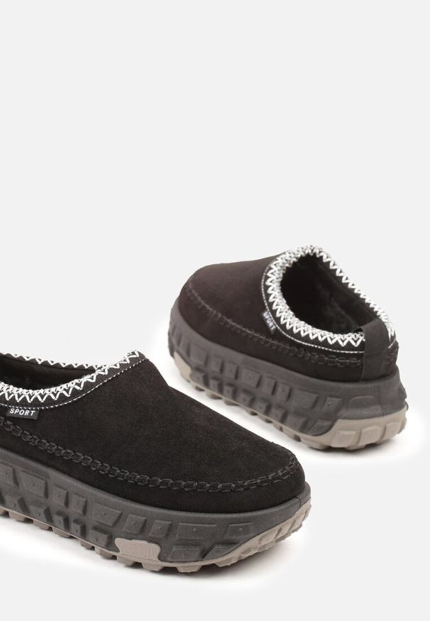 Born2be - Czarne Niskie Śniegowce na Grubej Tłoczonej Podeszwie Arevire. Okazja: na co dzień. Kolor: czarny. Materiał: jeans. Styl: casual