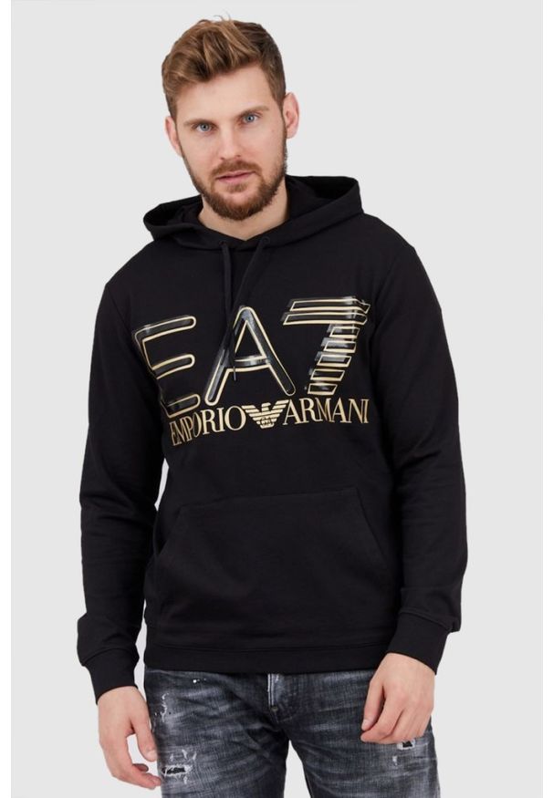EA7 Emporio Armani - EA7 Czarna bluza męska z kapturem i złotym logo. Typ kołnierza: kaptur. Kolor: czarny. Materiał: bawełna