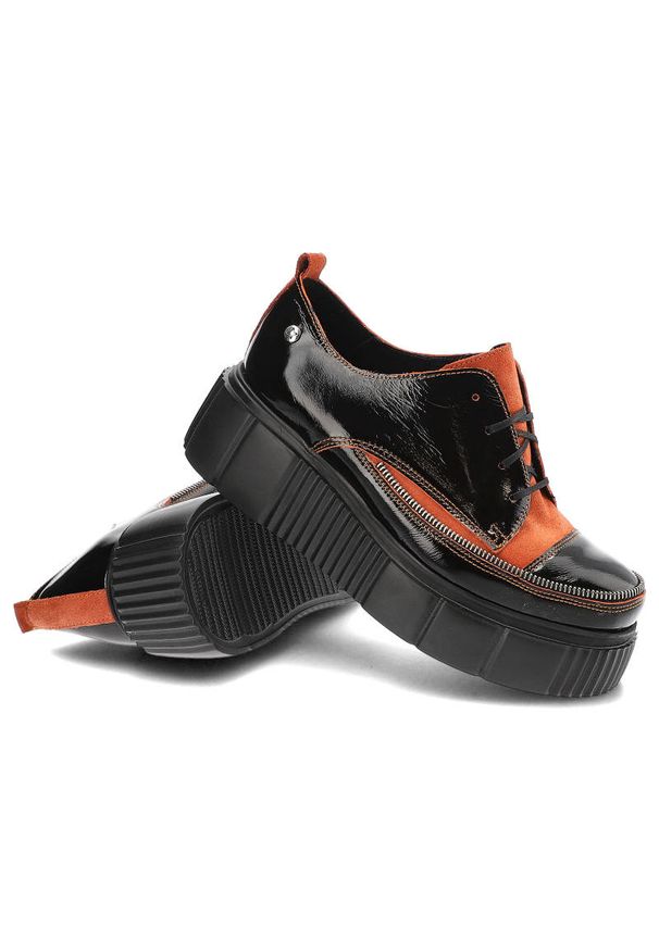 Półbuty damskie Maciejka, cholewka z lakierowanej skóry naturalnej z kontrastowymi panelami i dekoracyjnym zamkiem z przodu grubsza podeszwa, pomarań. Zapięcie: zamek. Kolor: czarny. Materiał: lakier, skóra. Szerokość cholewki: normalna. Sezon: jesień. Obcas: na obcasie. Wysokość obcasa: średni