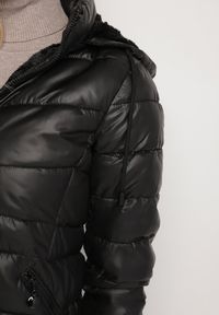 Born2be - Czarna Kurtka Pikowana o Długim Kroju z Kapturem i Dwustronnym Suwakiem Sanasira. Okazja: na co dzień. Typ kołnierza: kaptur. Kolor: czarny. Materiał: polar, jeans. Długość: długie. Styl: casual #4