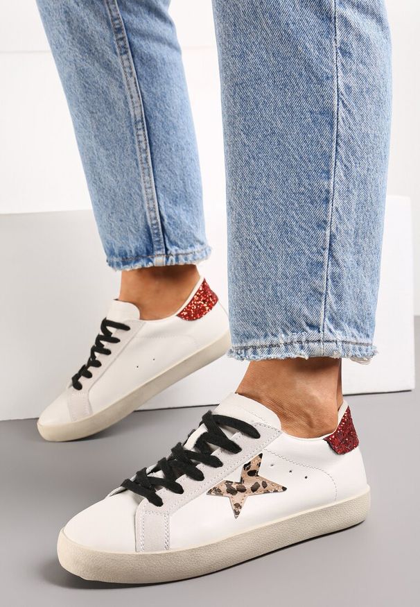 Renee - Beżowe Sneakersy ze Sznurowaniem Naszywką Gwiazdki i Brokatem Querena. Kolor: beżowy. Wzór: aplikacja