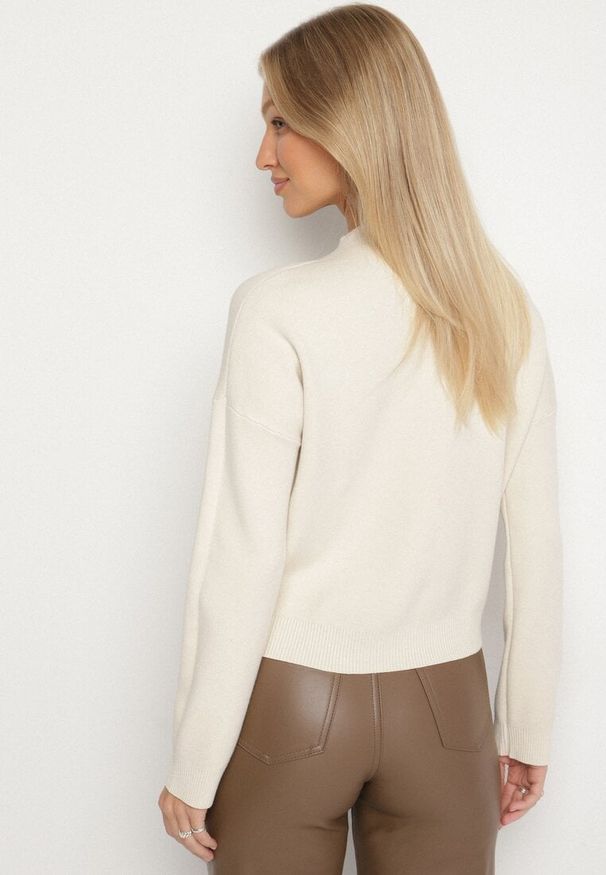 Born2be - Jasnobeżowy Gładki Sweter o Pudełkowym Kroju ze Stójką Unessa. Okazja: na co dzień. Typ kołnierza: kołnierzyk stójkowy. Kolor: beżowy. Materiał: jeans. Wzór: gładki. Styl: casual