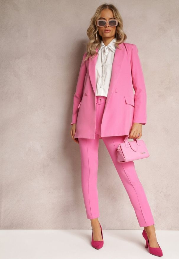 Renee - Różowe Dopasowane Spodnie Garniturowe High Waist z Paskiem w Talii Ozdobionym Klamrą Binah. Stan: podwyższony. Kolor: różowy. Długość: długie. Wzór: aplikacja