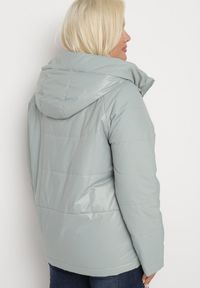 Born2be - Miętowa Pikowana Kurtka o Pudełkowym Kroju z Szerokim Kołnierzem Evindas. Okazja: do pracy, na spotkanie biznesowe. Kolor: miętowy. Materiał: jeans, materiał. Styl: klasyczny, elegancki, biznesowy #6