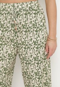 Born2be - Zielone Bawełniane Spodnie z Wysokim Stanem o Długości 7/8 ze Wzorem Boho Lisavinea. Okazja: na co dzień. Stan: podwyższony. Kolor: zielony. Materiał: bawełna. Wzór: aplikacja. Styl: boho #6