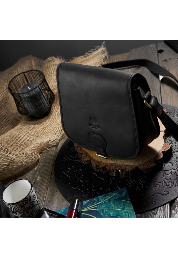 Listonoszka czarna skórzana PAOLO PERUZZI T-39-BL. Kolor: czarny. Sezon: wiosna, zima, lato. Materiał: skórzane. Styl: casual, vintage, klasyczny. Rodzaj torebki: na ramię