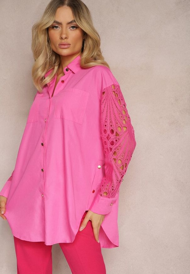 Renee - Fuksjowa Koszula o Luźnym Fasonie z Ażurowymi Wstawkami na Rękawach Nasira. Okazja: do pracy, na co dzień, na spotkanie biznesowe. Kolor: różowy. Materiał: materiał. Długość rękawa: długi rękaw. Długość: długie. Wzór: ażurowy. Styl: casual, biznesowy