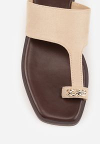 Renee - Beżowe Klapki Vices Japonki z Metaliczną Ozdobą Arhelia. Okazja: na plażę. Kolor: beżowy. Wzór: aplikacja. Sezon: lato. Styl: elegancki #8