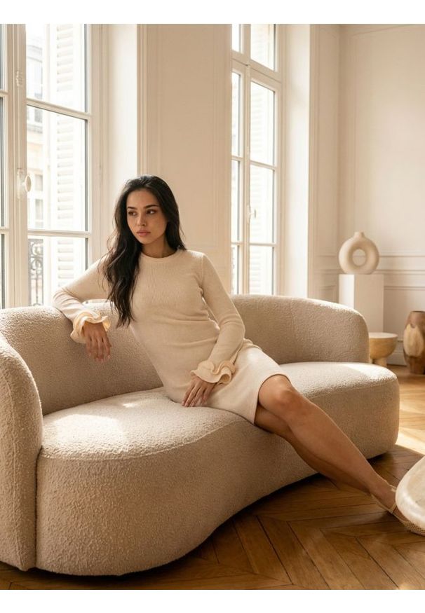 Sinsay - Sukienka dresowa z ozdobnymi falbanami - kremowy. Kolor: kremowy. Materiał: dresówka