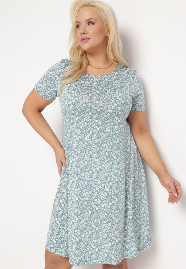 Born2be - Zielona Sukienka w Drobne Kwiatki z Krótkim Rękawem z Wiskozy Cilarnid. Kolor: zielony. Materiał: wiskoza. Długość rękawa: krótki rękaw. Wzór: kwiaty