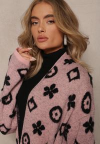 Renee - Różowy Kardigan z Wiązanym Paskiem Ozdobiony Wzorem w Kwiaty Timonen. Kolor: różowy. Materiał: dzianina, tkanina, materiał. Wzór: aplikacja, kwiaty #4