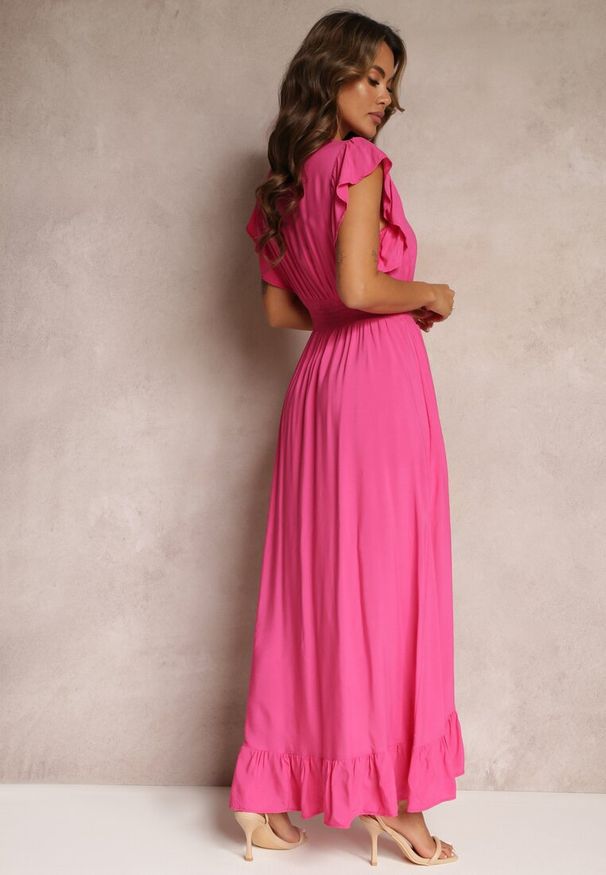 Renee - Fuksjowa Kopertowa Sukienka z Wiskozy Ozdobiona Falbanką Carnovie. Kolor: różowy. Materiał: wiskoza. Wzór: aplikacja. Sezon: lato. Typ sukienki: kopertowe