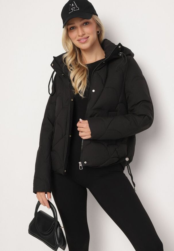 Born2be - Czarna Pikowana Kurtka o Pudełkowym Kroju z Kapturem i Ściągaczami Selizola. Okazja: na spacer. Typ kołnierza: kaptur. Kolor: czarny. Materiał: skóra, jeans. Styl: sportowy