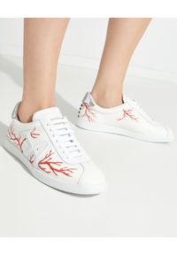 AQUAZZURA - Białe sneakersy The A Sneakers. Nosek buta: okrągły. Kolor: biały. Materiał: guma. Wzór: aplikacja. Obcas: na płaskiej podeszwie #1
