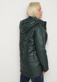 Born2be - Ciemnozielona Pikowana Kurtka Ozdobiona Pikowaniem z Odpinanym Kapturem Falerosa. Okazja: na co dzień, na spacer. Kolor: zielony. Materiał: jeans. Wzór: aplikacja. Styl: casual #4