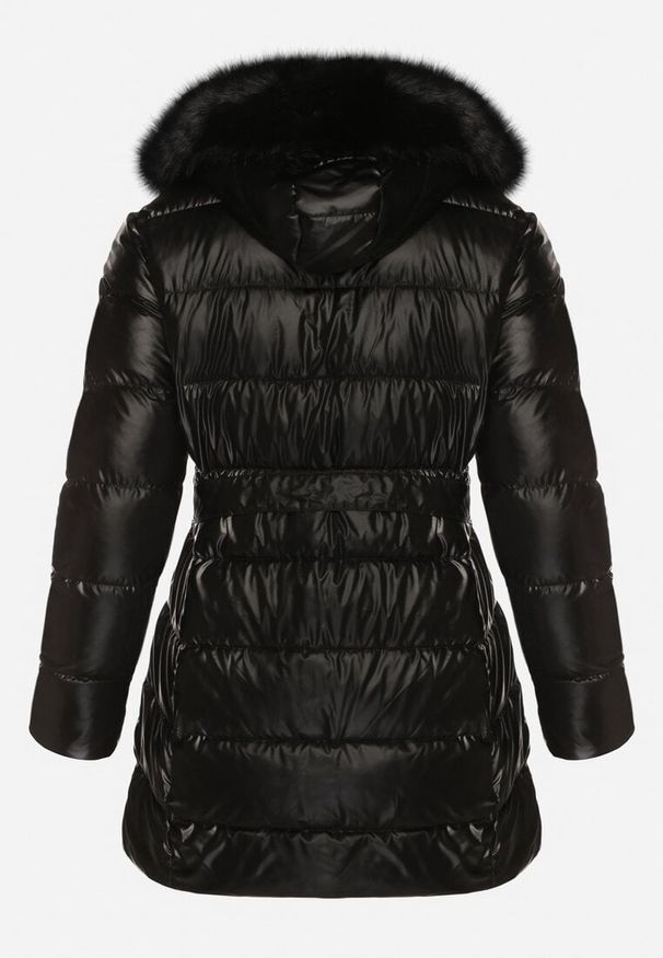 Born2be - Czarna Pikowana Kurtka z Kapturem z Futrem i Wiązanym Paskiem Zenilka. Okazja: na co dzień. Typ kołnierza: kaptur. Kolekcja: plus size. Kolor: czarny. Materiał: futro. Styl: casual, elegancki