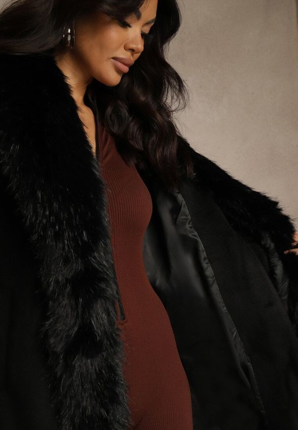 Renee - Czarny Płaszcz z Odpinanym Futerkiem Lillvana. Okazja: na imprezę. Kolor: czarny. Materiał: futro. Styl: elegancki