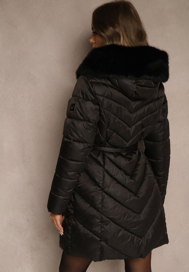 Renee - Czarna Kurtka z Pikowanym Przeszyciami Wiązanym Paskiem i Kapturem z Futrem Fenida. Kolor: czarny. Materiał: futro. Styl: elegancki