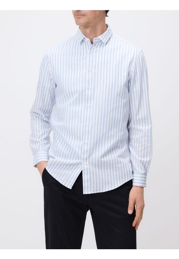 Reserved - Koszula regular fit w paski - jasnoniebieski. Kolor: niebieski. Materiał: bawełna, tkanina. Wzór: paski