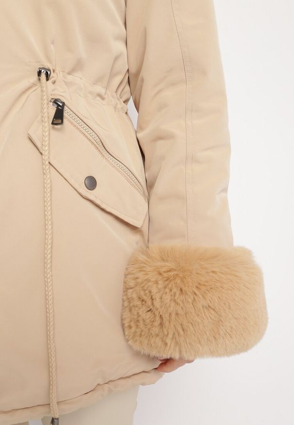Born2be - Beżowa Kurtka Parka z Futerkiem i Ściągaczem Hegade. Kolor: beżowy. Materiał: futro. Wzór: aplikacja