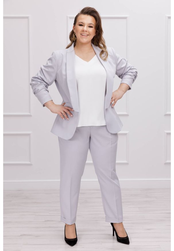 Moda Size Plus Iwanek - Elegancki żakiet Neva w popielatym kolorze XXL OVERSIZE WIOSNA. Kolor: szary. Materiał: poliester, tkanina, bawełna. Długość rękawa: krótki rękaw. Długość: krótkie. Sezon: wiosna. Styl: elegancki