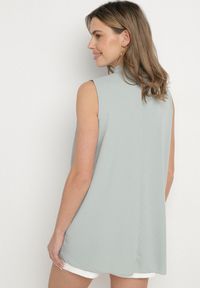 Born2be - Jasnozielona Asymetryczna Bluzka z Dłuższymi Bokami Fadeleira. Okazja: na co dzień. Kolor: zielony. Materiał: jeans. Długość: długie. Styl: klasyczny, elegancki, casual #4