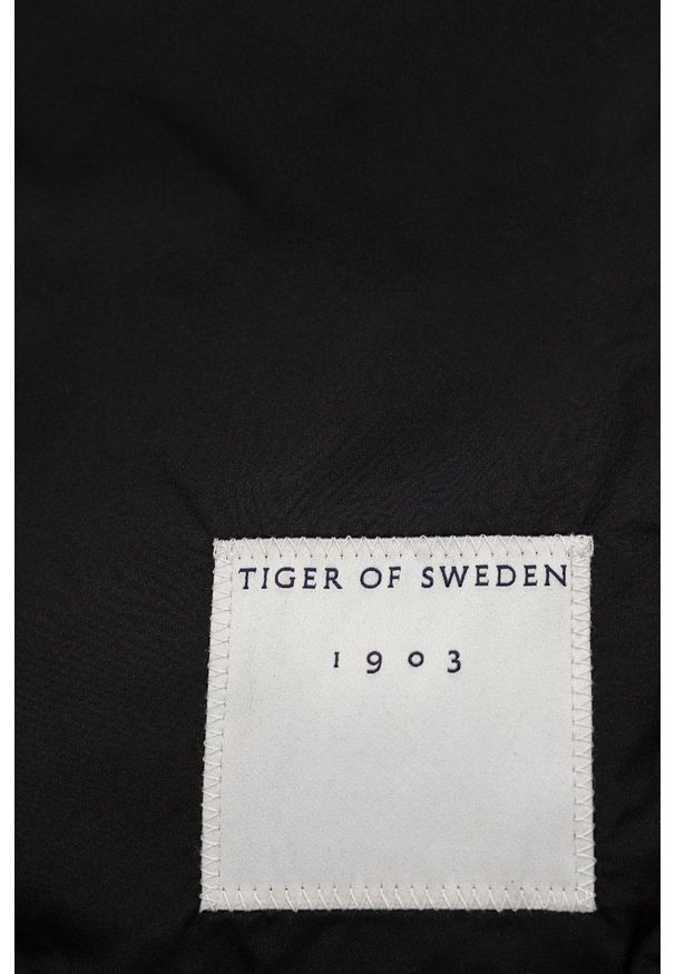 TIGER OF SWEDEN - Tiger Of Sweden Szalik męski kolor czarny gładki. Kolor: czarny. Materiał: poliester, tkanina. Wzór: gładki