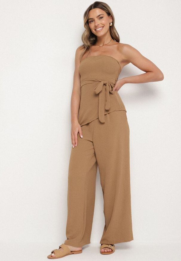 Born2be - Jasnobrązowy Komplet Bluzka z Asymetrycznym Dołem i Szerokie Spodnie Ralavinea. Kolor: brązowy